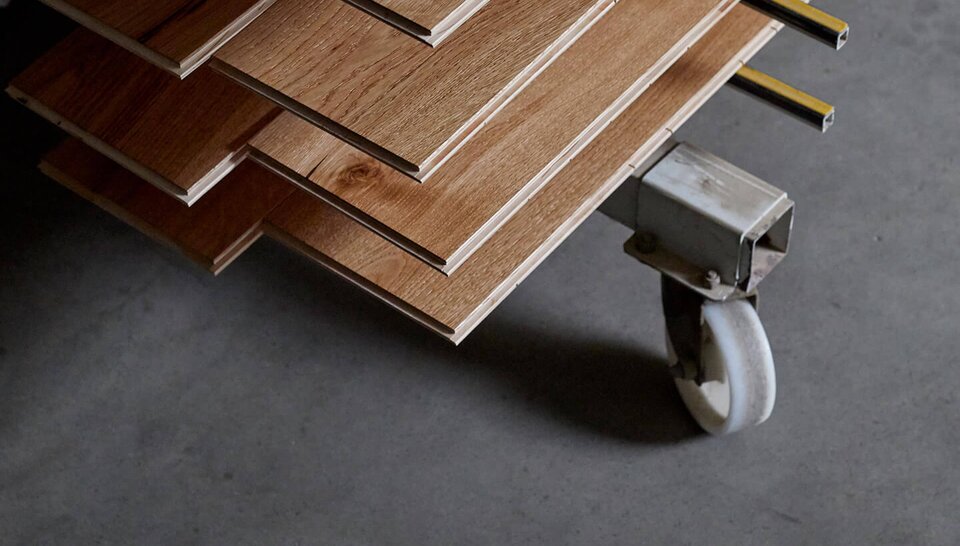 Dubová prkna Oakcent v držáku po opejování